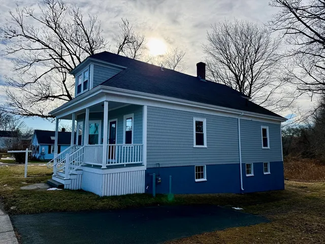 a view of house with a yard