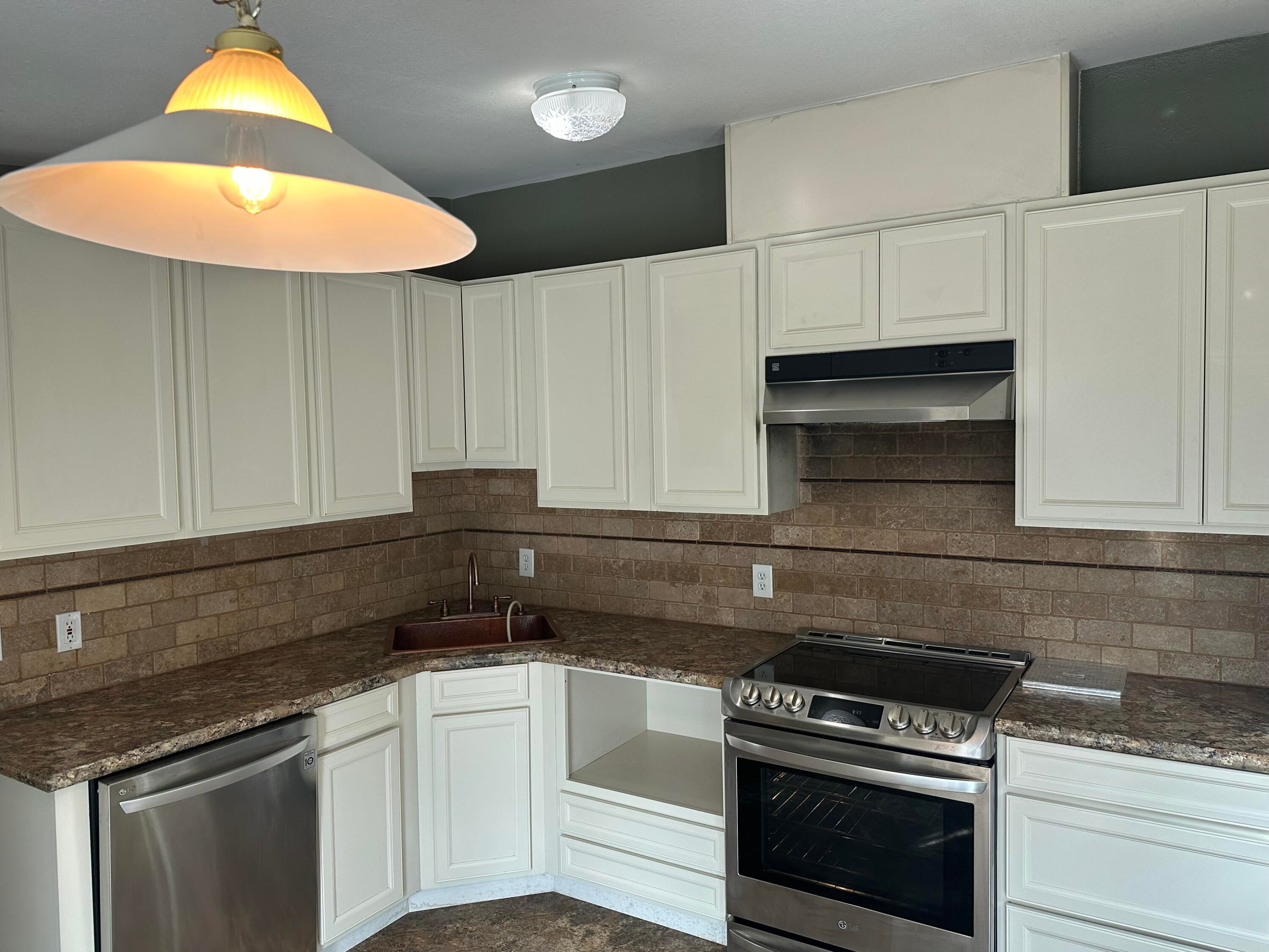 17672 Randy Court La Pine, OR 97739 - Photo 7 of 20 Kitchen with lots of cabinets