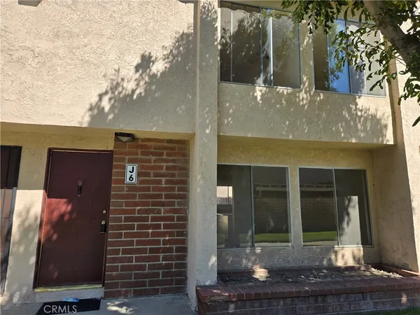 $525,000 | 700 West La Veta Avenue, Unit J6, Orange, CA 92868