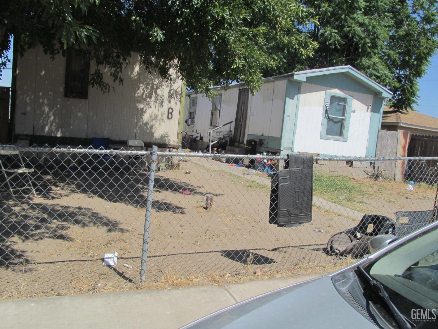 a view of a house with backyard