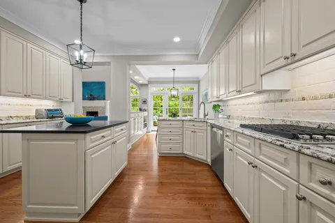 $1,175,000 | 861 Gloucester Crossing, Lake Forest, IL 60045