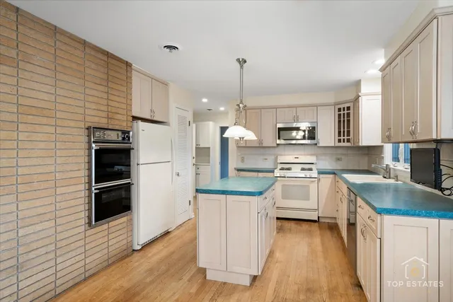 $599,000 | 10 Wildwood Drive North, Prospect Heights, IL 60070