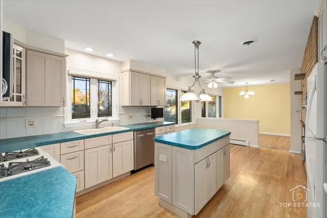 $599,000 | 10 Wildwood Drive North, Prospect Heights, IL 60070