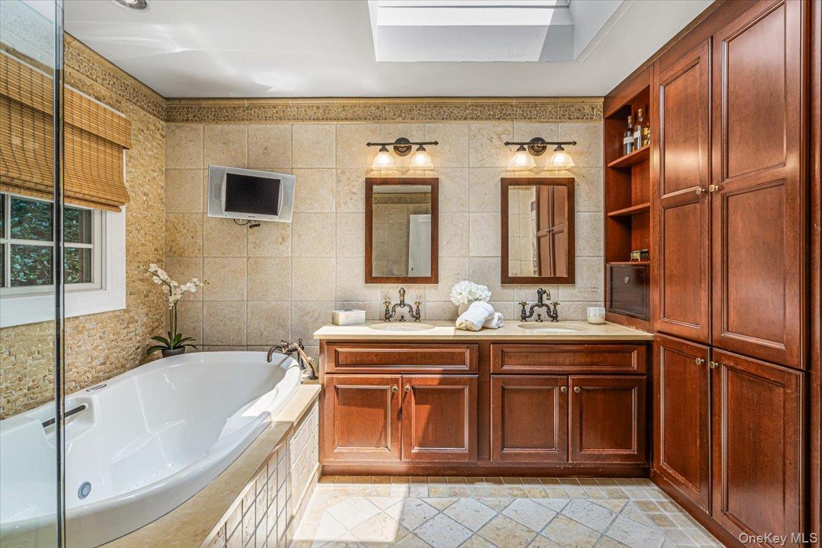 39 Cherry Lane Syosset, NY 11791 - Photo 24 of 43