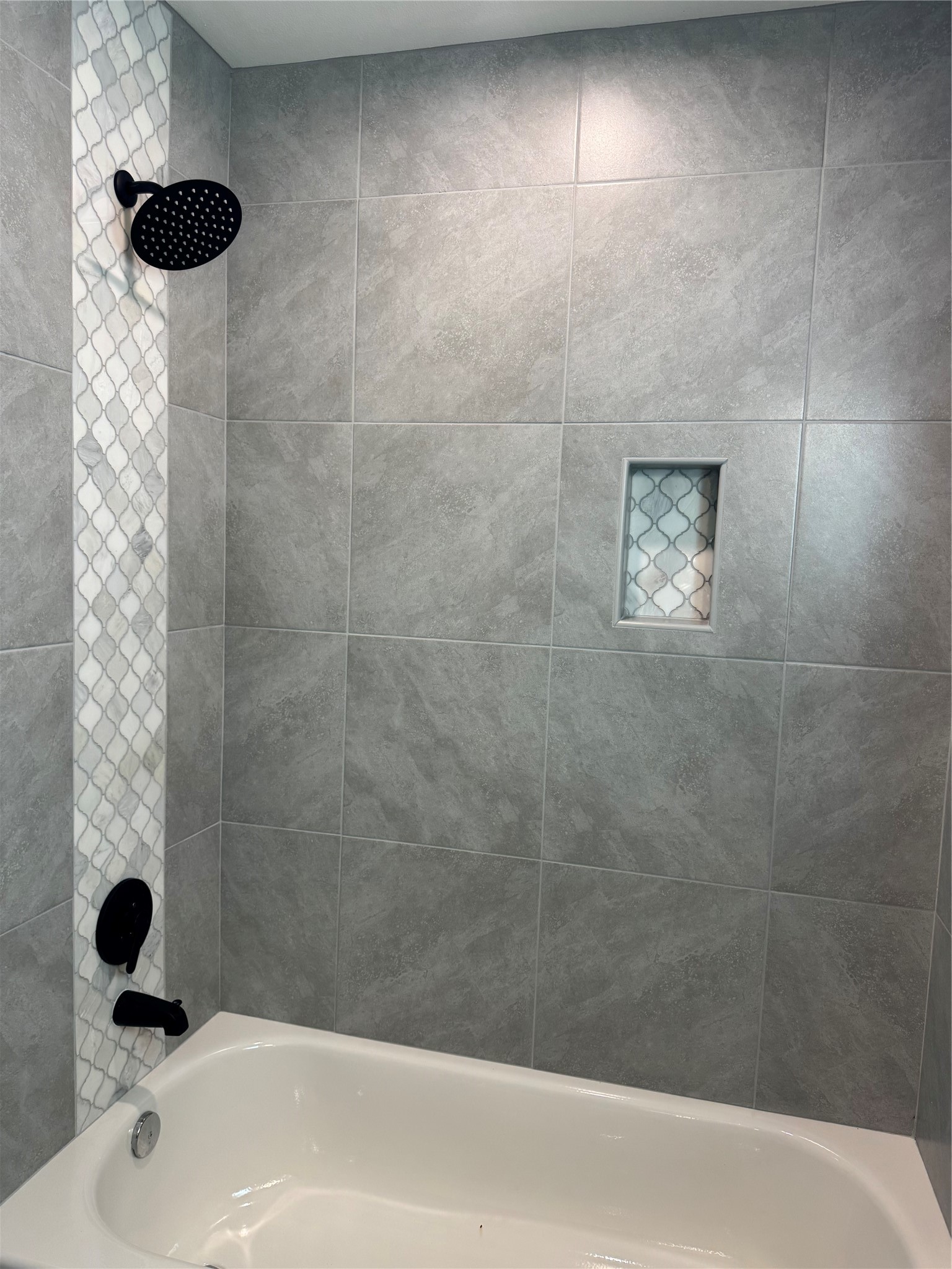 7906 Sexton Street Houston, TX 77028 - Photo 7 of 20 a bathroom with a bathtub