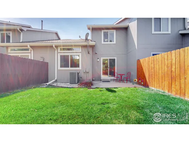 a view of a back yard