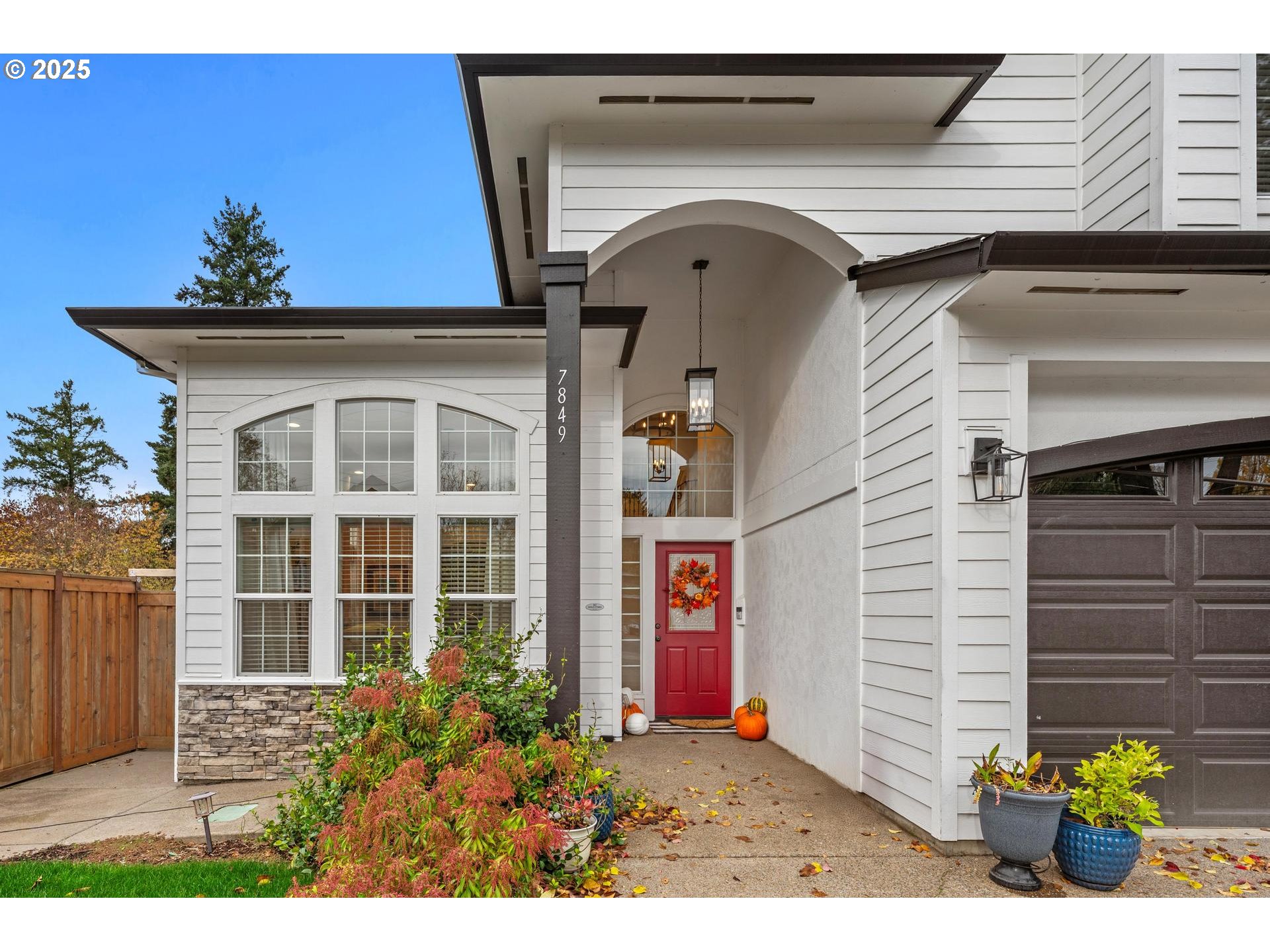 7849 Southwest Birch Street Portland, OR 97223 - Photo 3 of 42 Living Room/Entrance