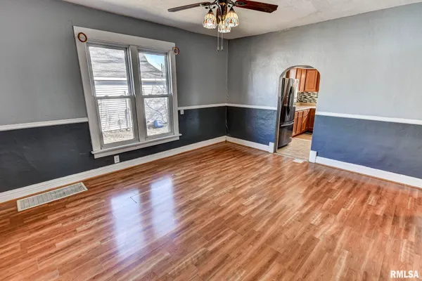 $144,900 | 922 West Vandeveer Street, Taylorville, IL 62568