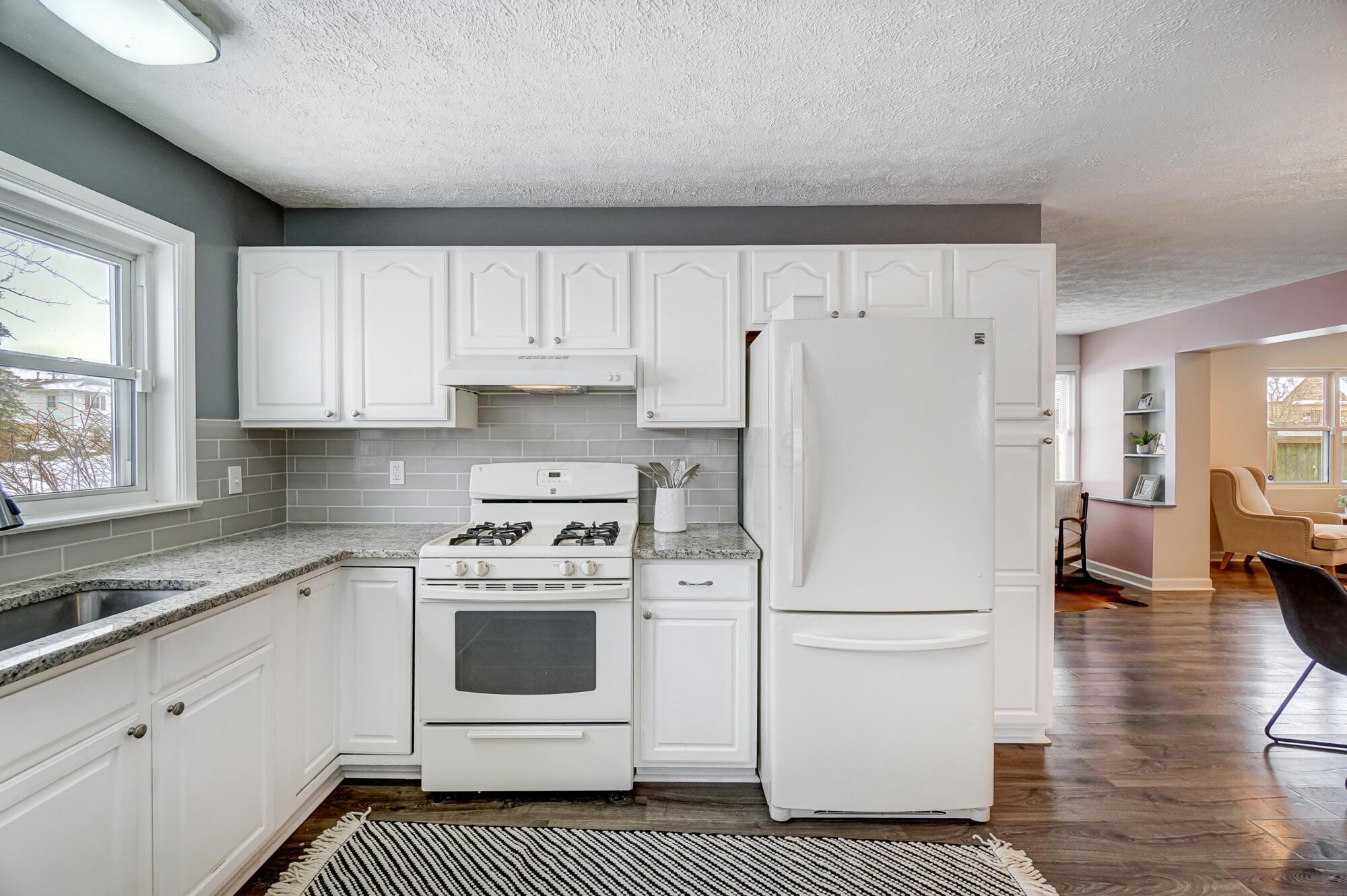 2990 Parkside Road Columbus, OH 43204 - Photo 10 of 34 Gas stove