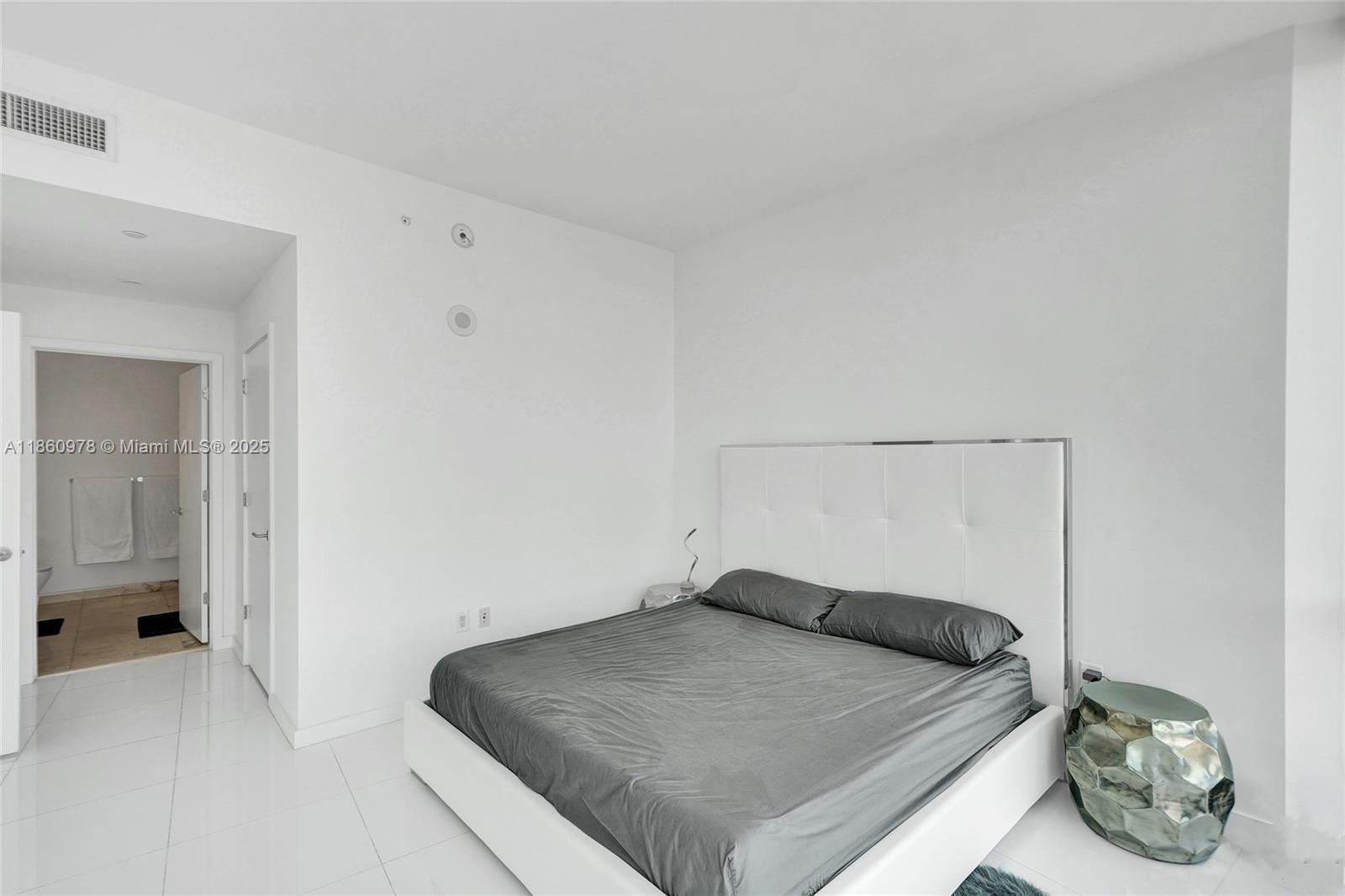 851 Northeast 1st Avenue, Unit 3800 Miami, FL 33132 - Photo 24 of 29 a bedroom with a bed and lamp