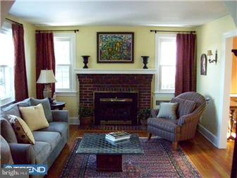 16 Forklanding Road Cinnaminson, NJ 08077 - Photo 4 of 10 Living Room