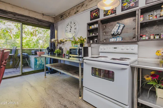 $260,000 | 353 East Thomas Road, Unit C307, Phoenix, AZ 85004