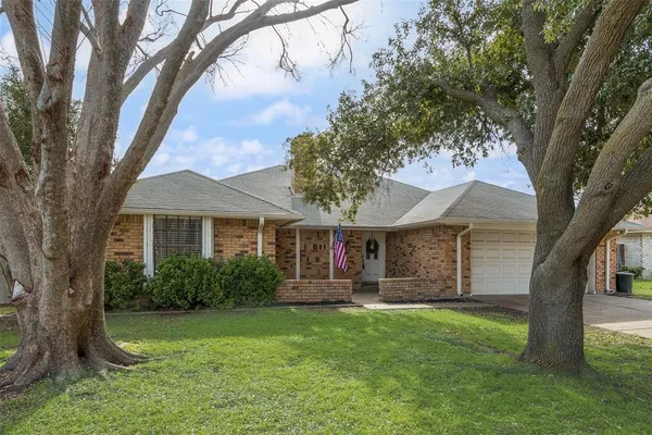 $350,000 | 449 Meadowhill Drive, Benbrook, TX 76126