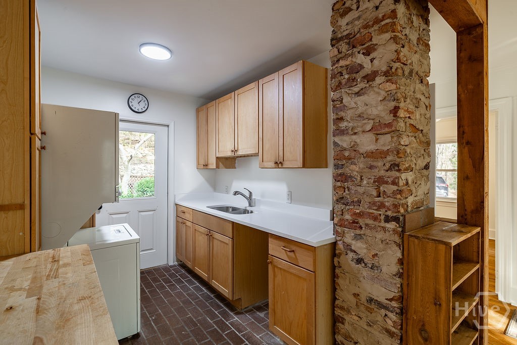 550 Fortson Road Athens, GA 30606 - Photo 29 of 50 Kitchenette with stackable washer/dryer