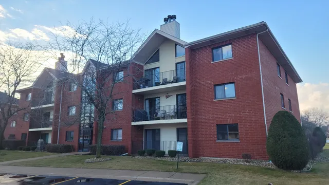 $2,300 | 18100 Rita Road, Unit 2D, Tinley Park, IL 60477
