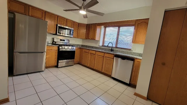 $2,300 | 18100 Rita Road, Unit 2D, Tinley Park, IL 60477