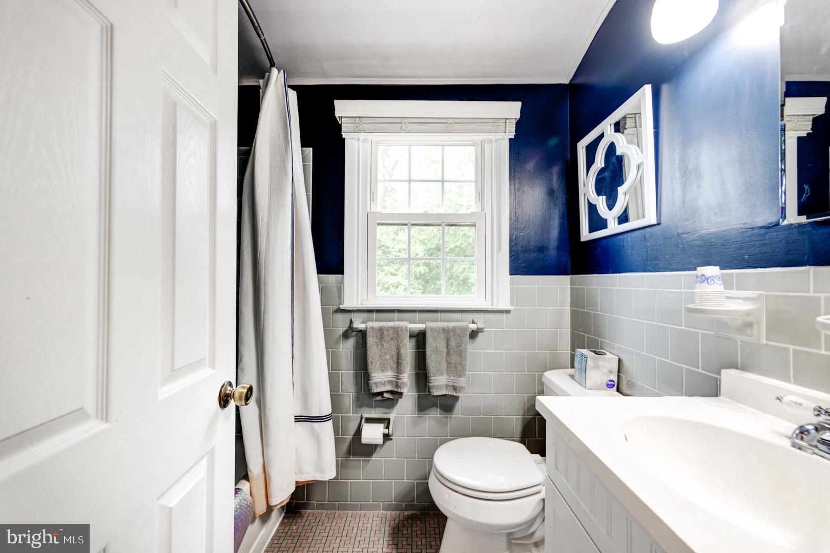 114 Devon Road Chalfont, PA 18914 - Photo 16 of 23 Full Hall Bathroom