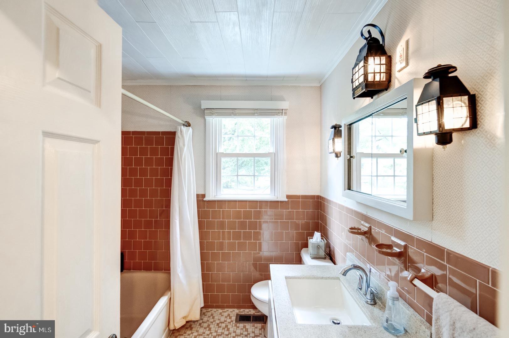 114 Devon Road Chalfont, PA 18914 - Photo 21 of 23 Full Hall Bathroom