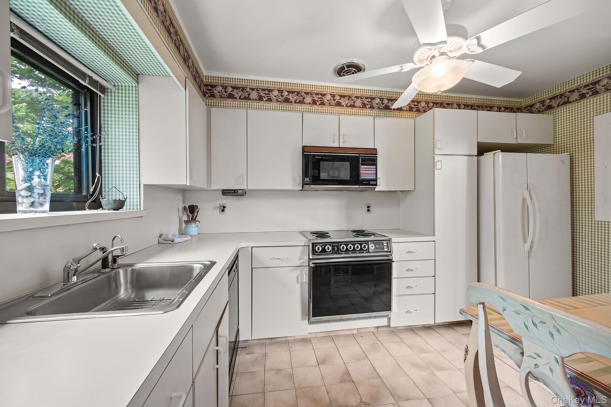 21 Canterbury Road, Unit 15 Great Neck, NY 11021 - Photo 7 of 13