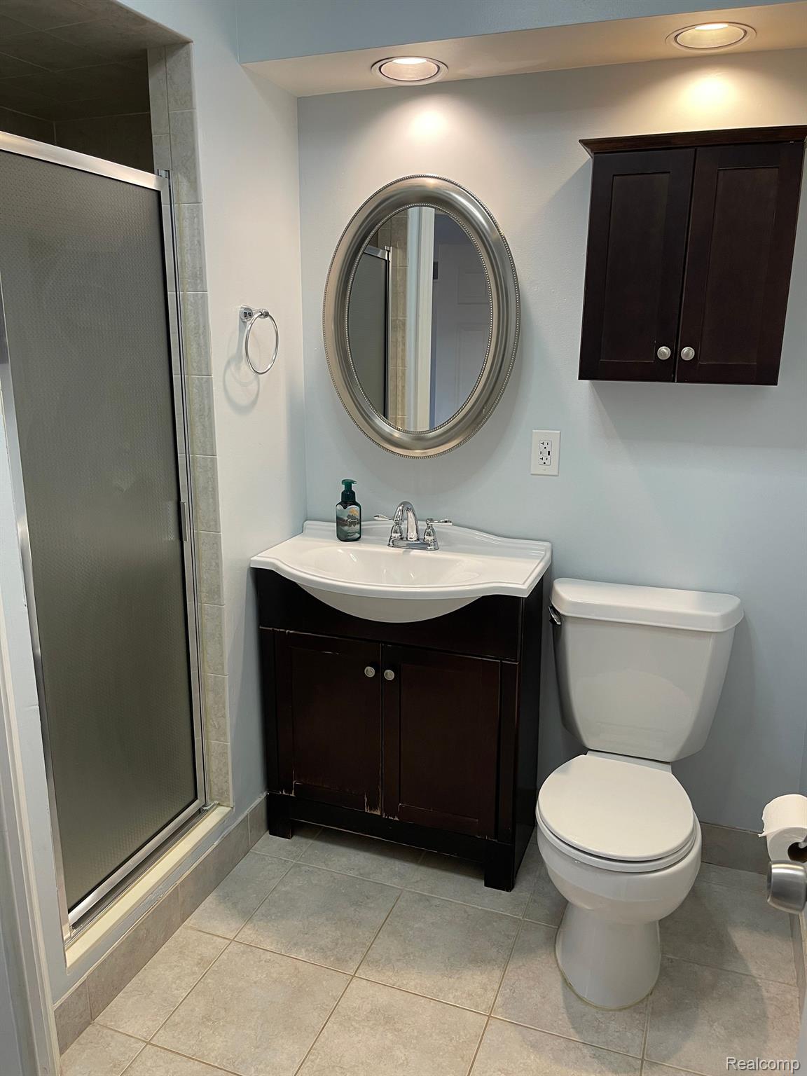 22530 Power Road Farmington, MI 48336 - Photo 25 of 27 Second floor bathroom