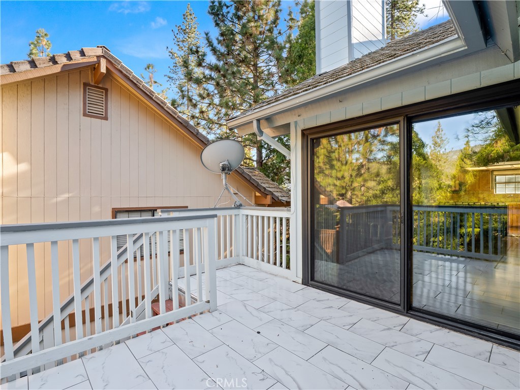 40557 Saddleback Road Bass Lake, CA 93604 - Photo 14 of 31 a porch with seating space
