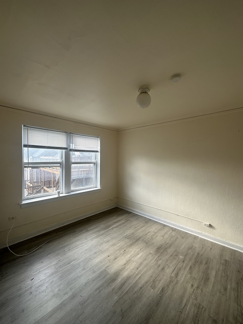 633 West Deming Place, Unit 2A Chicago, IL 60614 - Photo 7 of 7 an empty room with a window