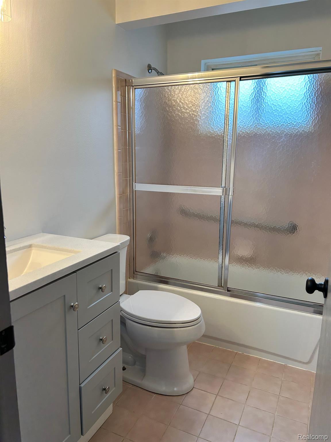 30806 Ridgefield Avenue Warren, MI 48088 - Photo 15 of 24 Main bathroom