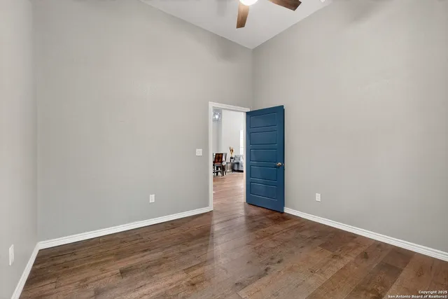 an empty room with kitchen closet and windows