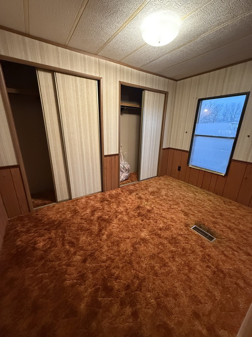 602 Tanglewood Road Matteson, IL 60443 - Photo 12 of 26 a bedroom with a bed and a mirror