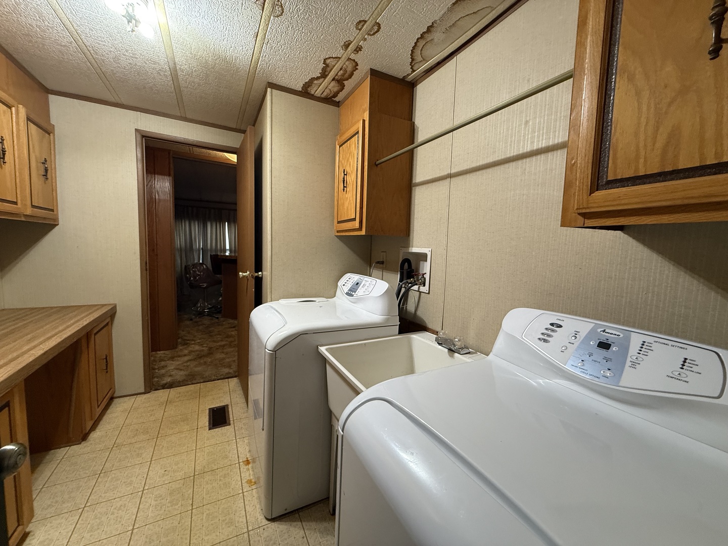 602 Tanglewood Road Matteson, IL 60443 - Photo 14 of 26 a utility room with dryer and washer