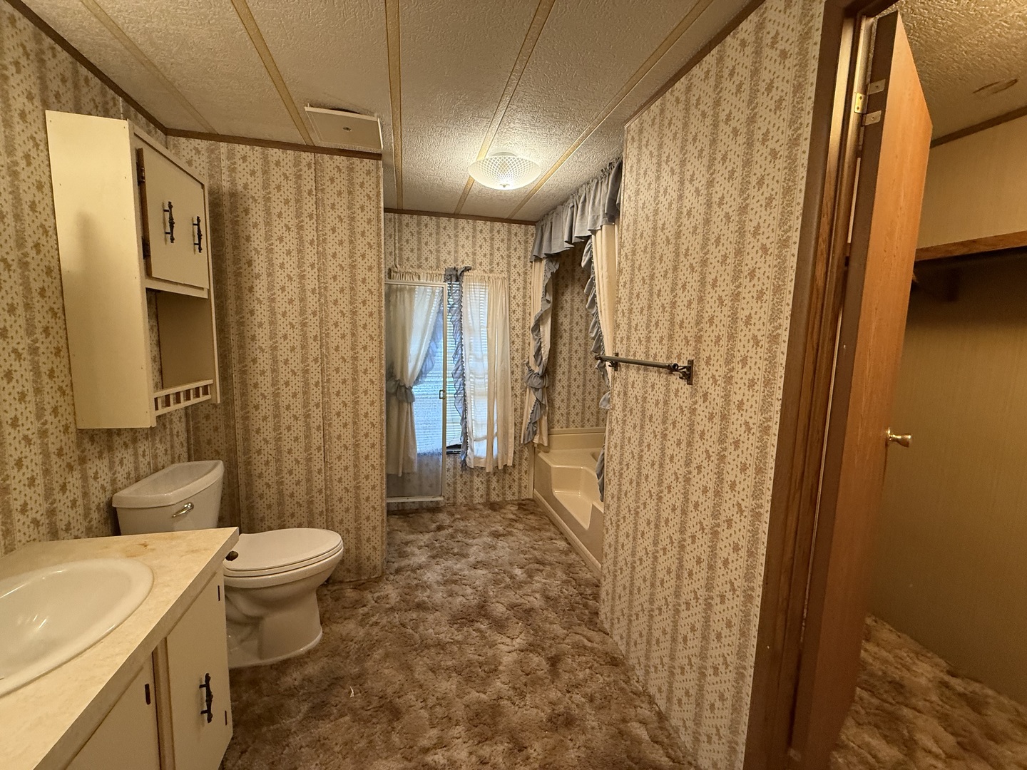 602 Tanglewood Road Matteson, IL 60443 - Photo 18 of 26 a bathroom with a granite countertop sink toilet and shower