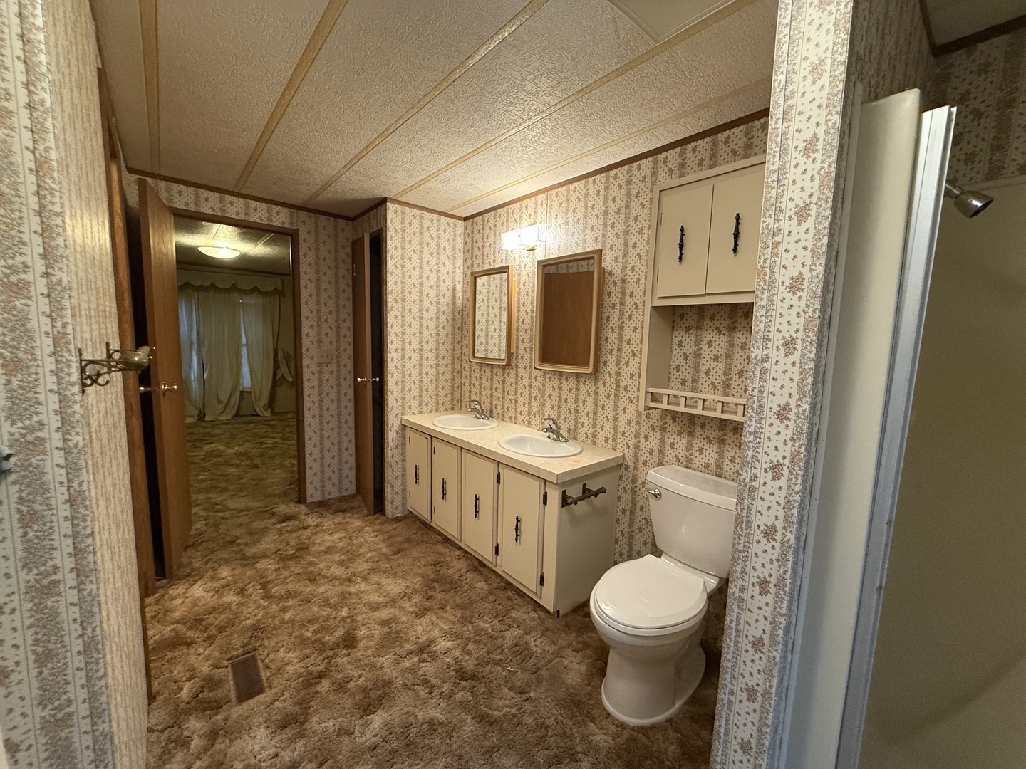 602 Tanglewood Road Matteson, IL 60443 - Photo 20 of 26 a bathroom with a toilet sink shower and mirror