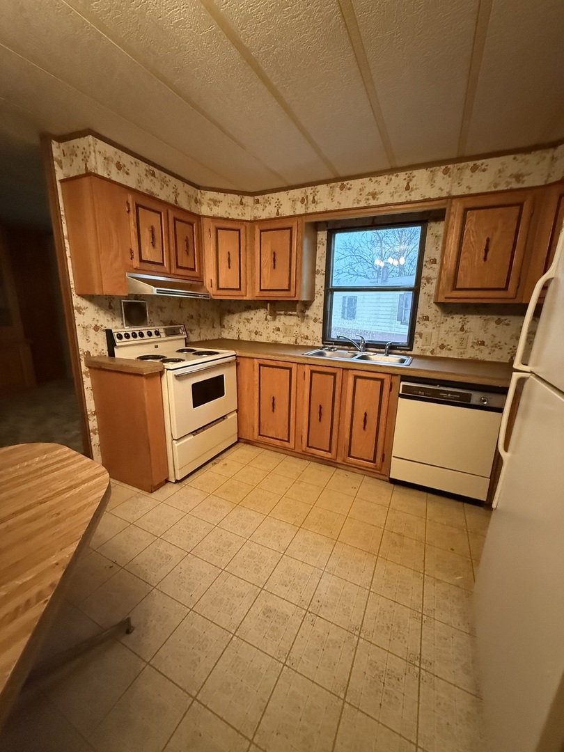 602 Tanglewood Road Matteson, IL 60443 - Photo 2 of 26 a kitchen with stainless steel appliances granite countertop a sink and cabinets