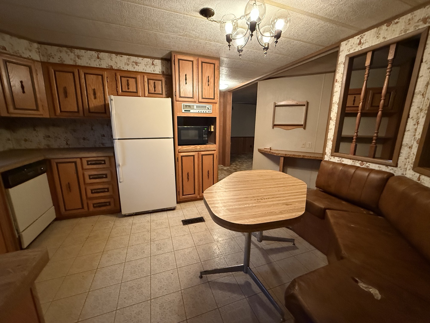 602 Tanglewood Road Matteson, IL 60443 - Photo 3 of 26 a view of kitchen with furniture and stainless steel appliances