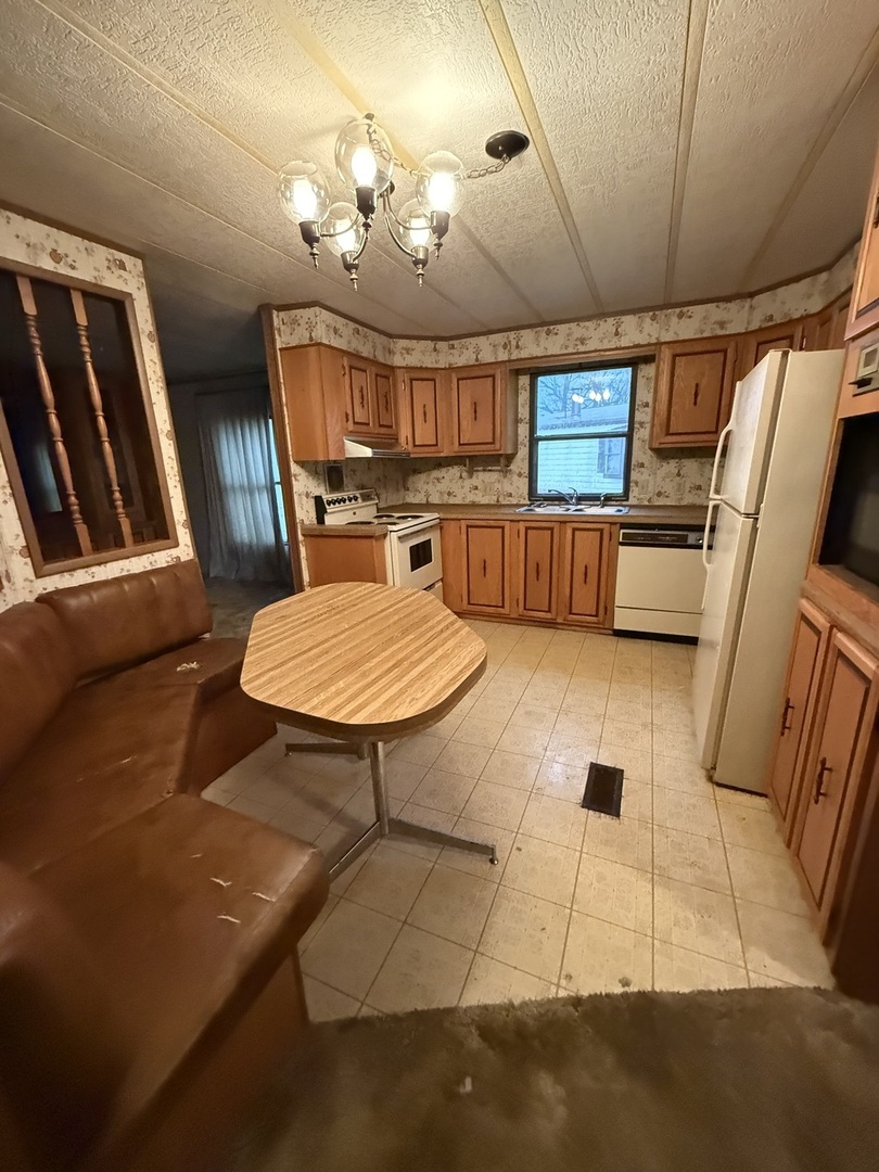 602 Tanglewood Road Matteson, IL 60443 - Photo 4 of 26 a balcony with table and chairs