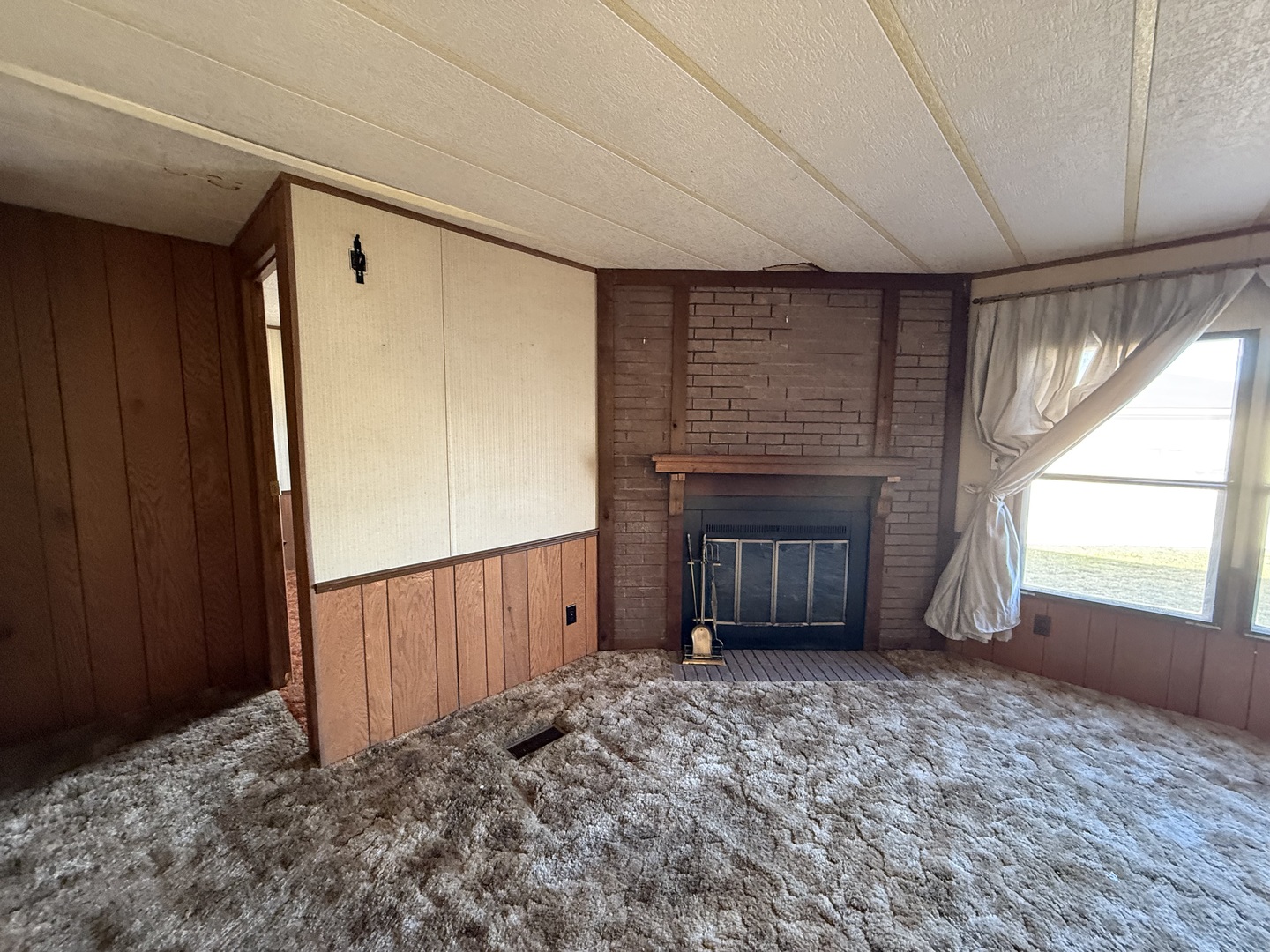 602 Tanglewood Road Matteson, IL 60443 - Photo 7 of 26 a view of an empty room with a window