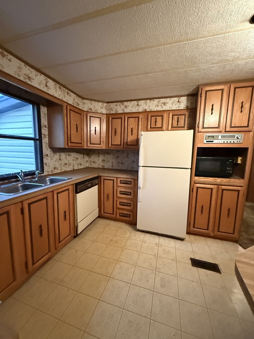 602 Tanglewood Road Matteson, IL 60443 - Photo 8 of 26 a kitchen with stainless steel appliances granite countertop a refrigerator a stove a sink and dishwasher