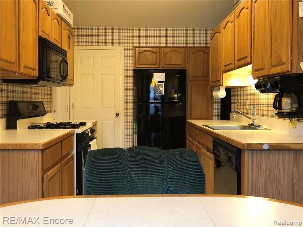 10 Pine Tree Ridge, Unit 1 Waterford, MI 48327 - Photo 9 of 12 9.jpg