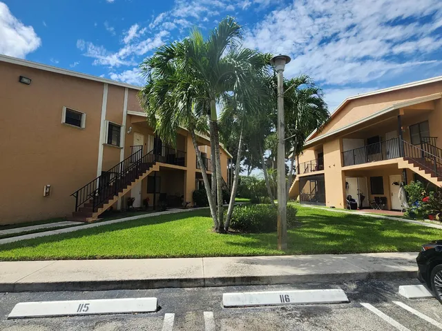 a view of outdoor space yard and porch