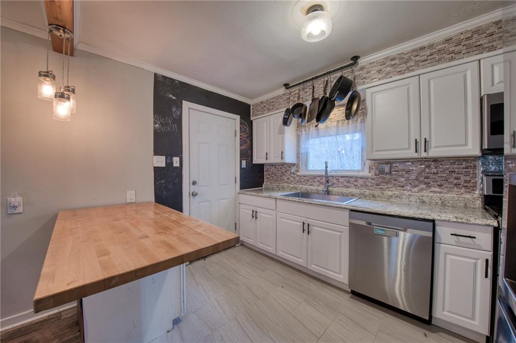 549 Springdale Drive Pittsburgh, PA 15235 - Photo 5 of 22