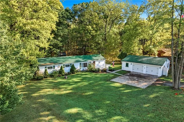 a view of a house with backyard