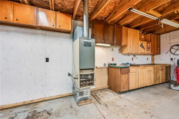 a view of a house with backyard