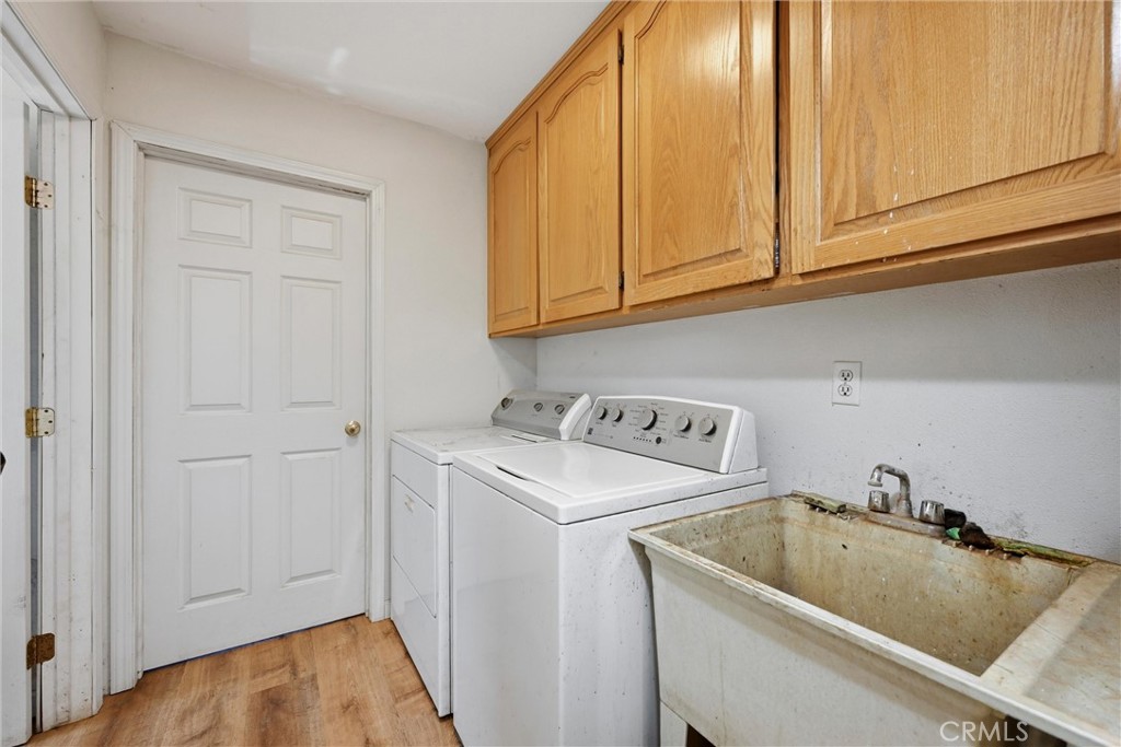 16965 Spruce Grove Road Hidden Valley Lake, CA 95467 - Photo 18 of 34 a utility room with dryer and washer