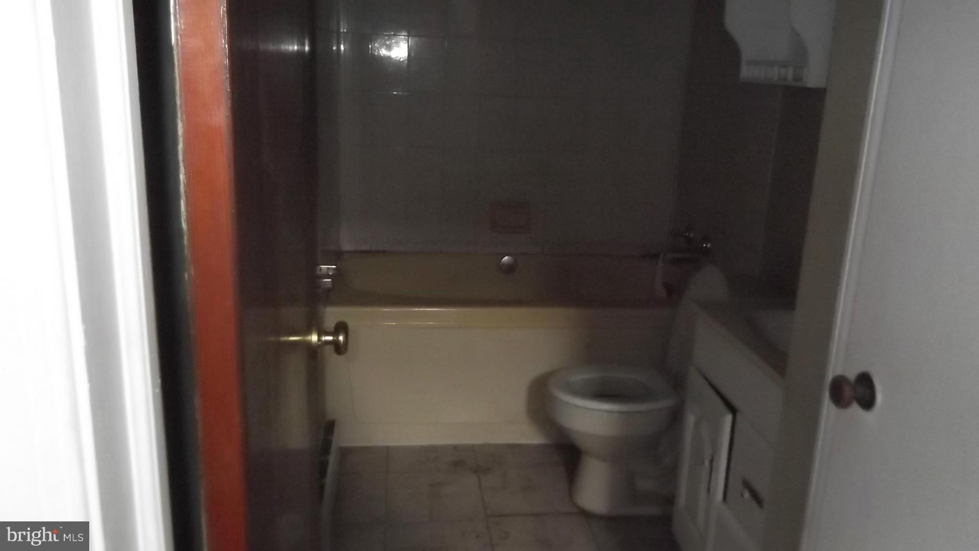 4109 Eder Road Baltimore, MD 21222 - Photo 4 of 11 Bath