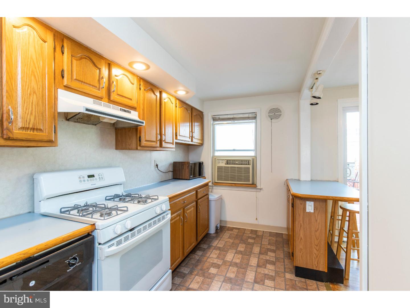 2032 Heather Road Folcroft, PA 19032 - Photo 7 of 18