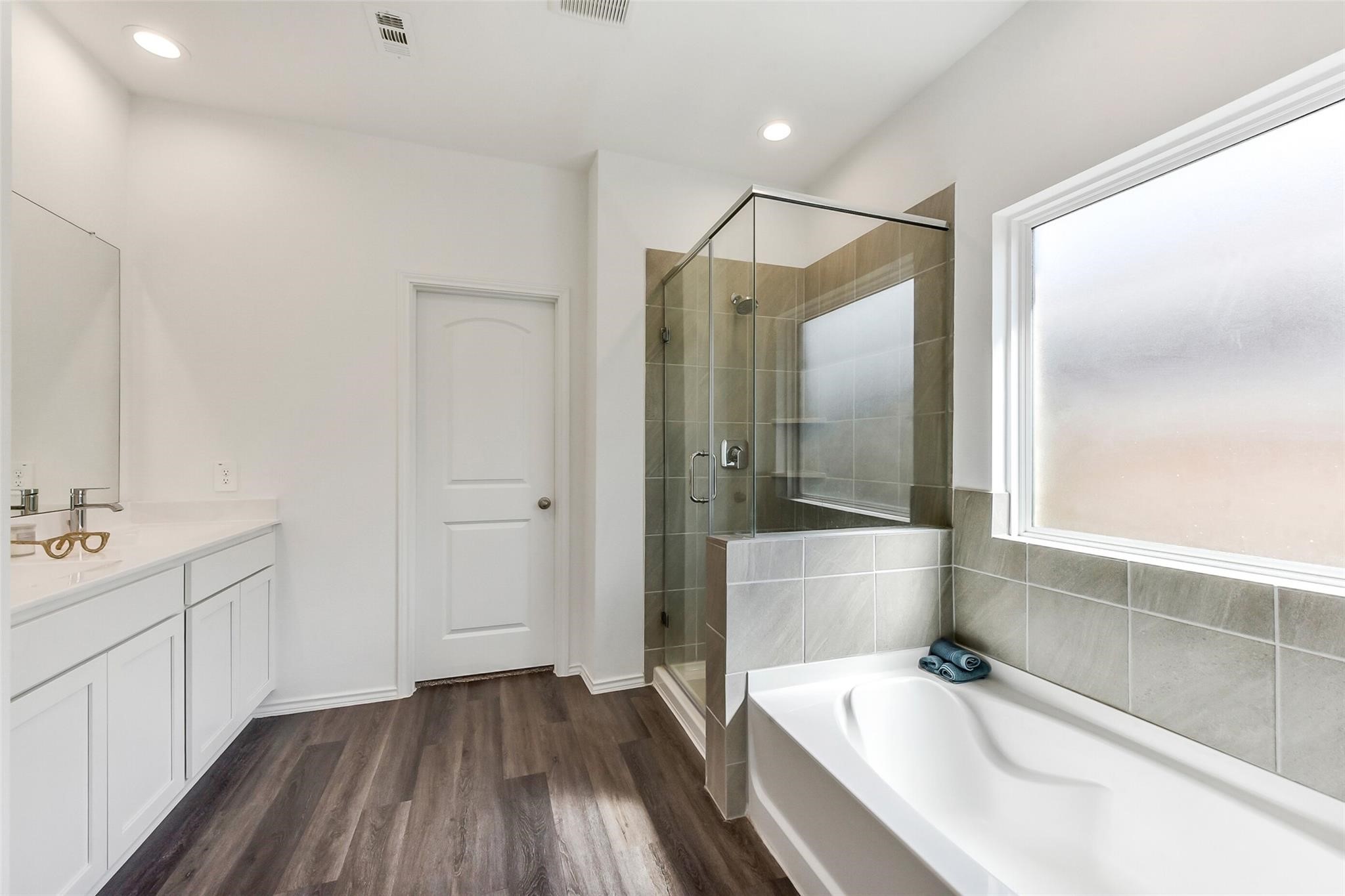 4985 Blue Beetle Rdg Drive Katy, TX 77493 - Photo 18 of 40 a bathroom with a tub sink and mirror