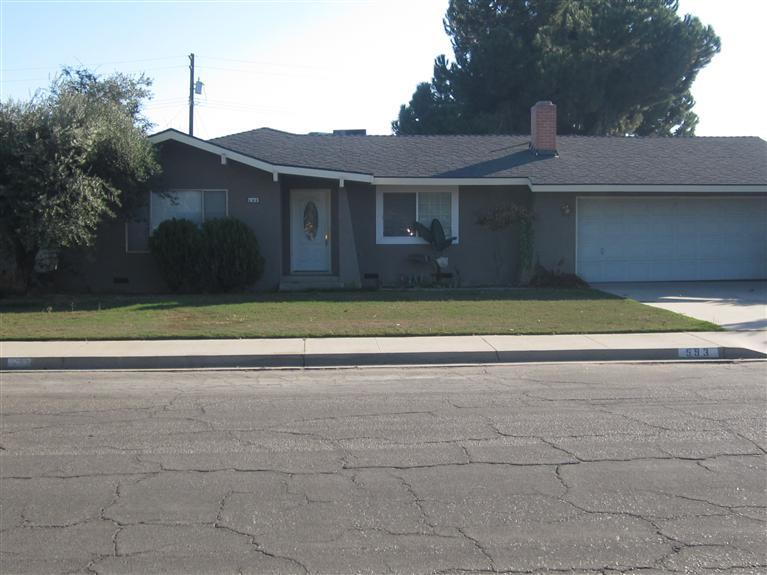 593 West Huntsman Avenue Reedley, CA 93654 - Photo 2 of 2