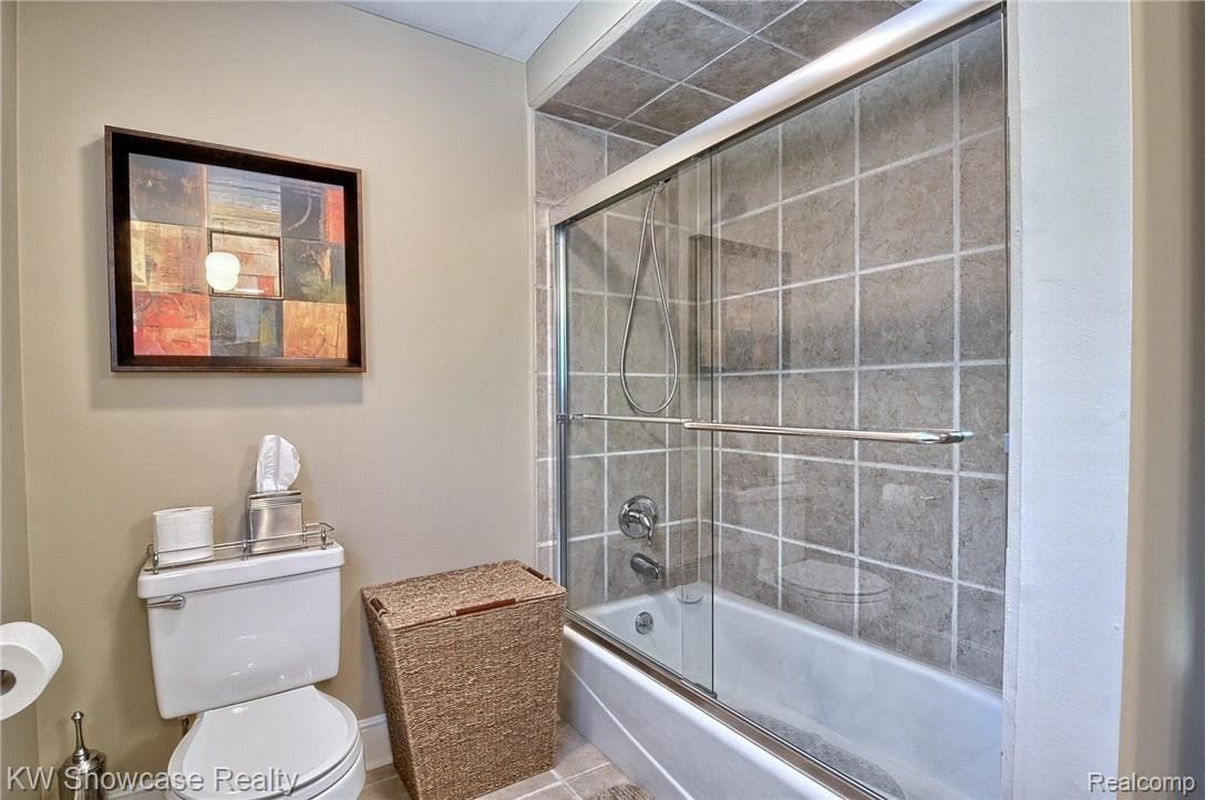 30654 High Valley Road Farmington, MI 48331 - Photo 30 of 43 Bathroom_2nd_View.jpg