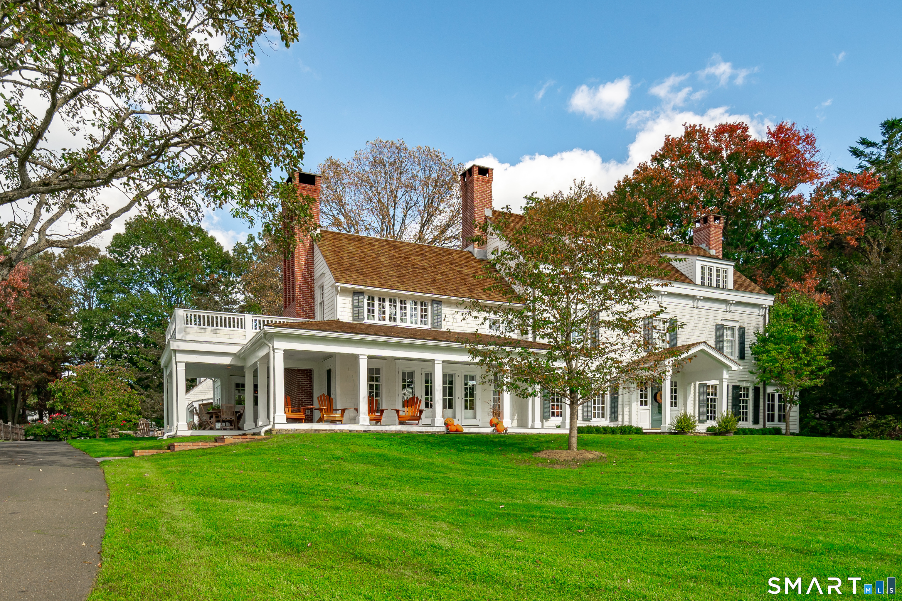 198 Hemlock Hill Road New Canaan, CT 06840 - Photo 2 of 32 a front view of a house with a garden