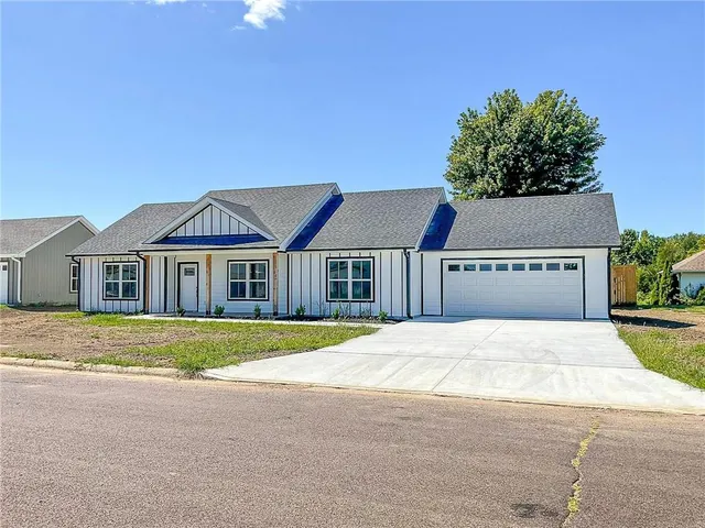 $307,500 | 706 Ivy Lane, Sedalia, MO 65301